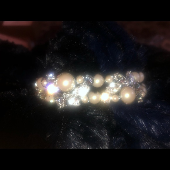 Carolee crystal & imitation pearl stretch bracelet - Picture 6 of 6